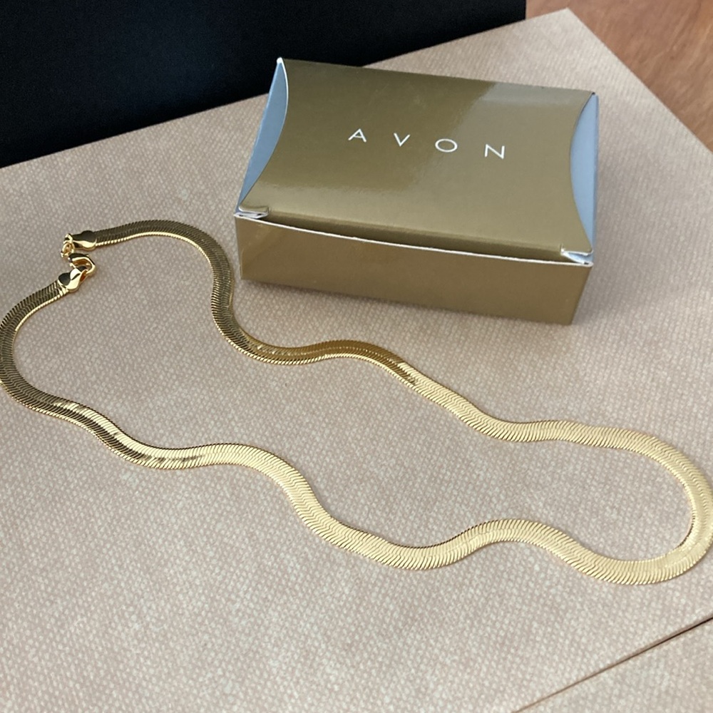Avon Vintage Herringbone Flat GoldTone 18 inch Necklace
| NIB N6 - Picture 7 of 11